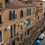 Applique in vetro di Murano: eleganza per pareti veneziane
